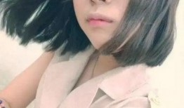 网红短发女孩吃瓜图片,萌态尽显引网友热议