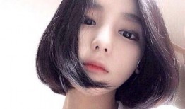 网红短发女孩吃瓜图片,萌态尽显引网友热议