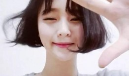 网红短发女孩吃瓜图片,萌态尽显引网友热议