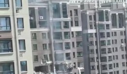 武汉一小区爆料新闻事件,业主维权引发关注，事件真相待解